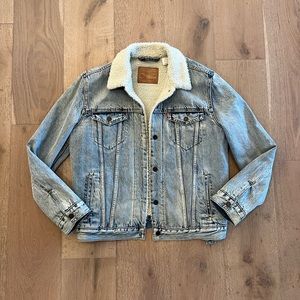 LEVIS SHERPA DENIM JACKET 🤍